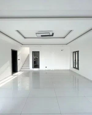 قاعة مفتوحة للإيجار بحي عمان طابق ثالث