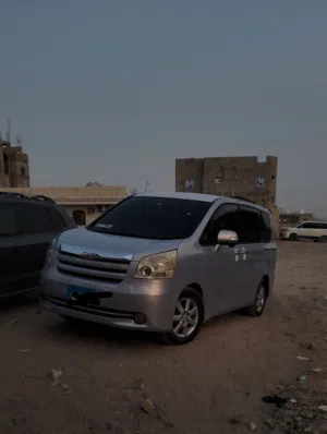 تويوتا نوها 2010 فل كامل لون بحري