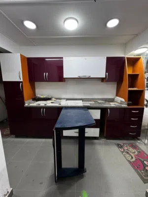 مطبخ اكريليك شيك جدا بحالة المصنع مع ترابيزة سحابي 3.5 متر
