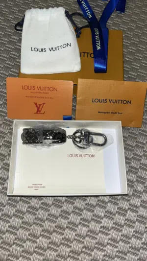 ميدالية لويس فيتون (Louis Vuitton) أصلية جديدة بكامل ملحقاتها
