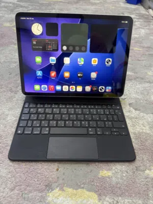 ايباد برو 11 انش 2020 128gb نظيف جدا وبحاله ممتازه ومعه ماجيك كيبورد ابل اصلي