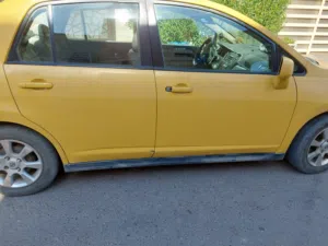 للبيع نيسان فيرسا وارد امريكي بحاله جيده كير ومحرك وصدر وكهربائيات أرضيه جلد