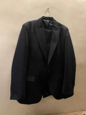 بدلة رسمية مرتبة لون اسود مقاس 56 بحالة الجديدة لبسه واحده فقط - تركي  Men formal suit