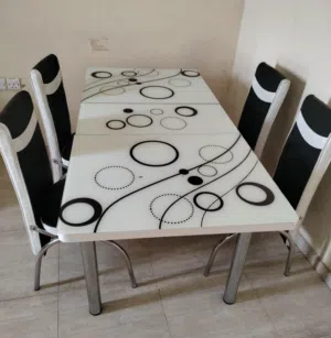 dinning table with chair. adjustable length of dinning table... working good condition.