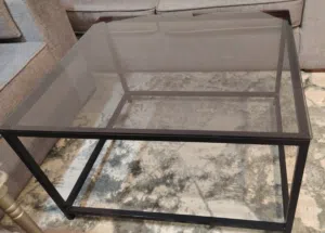 طاولة وسط زجاج