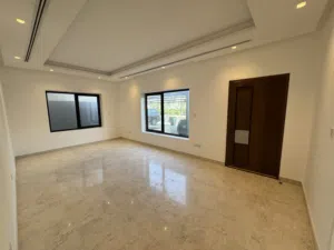 شقه بالشهداء الدور الارضي مطبخ مجهز 3 غرف (1 ماستر)