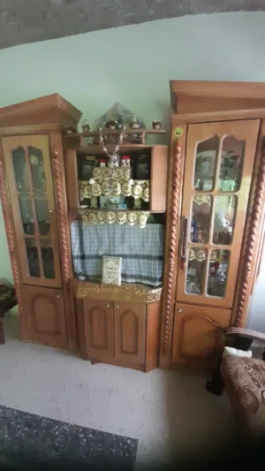 بوفيه شاشه 3قطع بحاله وكاله للبيع بسعر مغري 50دينار