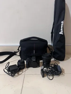 كاميرا كانون M50 mark11 نظيفه مع كامل ملحقات بالاضافه  (عدسه Sigma + قاعدة للكاميرا )  مع بطاريتين