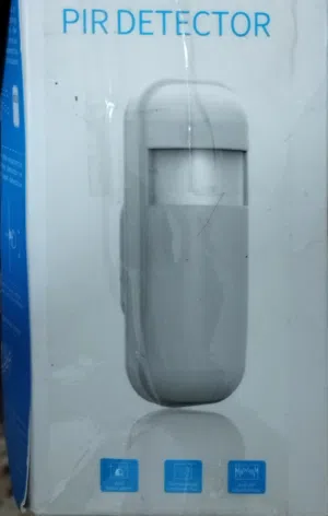 حساس حركة حراري (PIR Detector)، وهو مستشعر ذكي يُستخدم بشكل أساسي في منظومات الإنذار