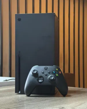 اكس بوكس سيريس اكس شبه جديد نظيف ولا غلطة مع اليد الاصليه الي بتيجي معو