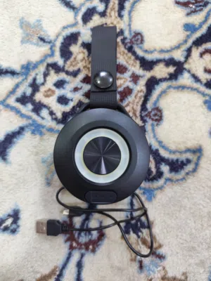 سماعة بلوتوث مع شاحنها 2 دينار