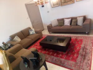 كنب ايطالي 6مقاعد لون بني  وكنب فرنسي لون ذهبي للبيع بسعر مغري