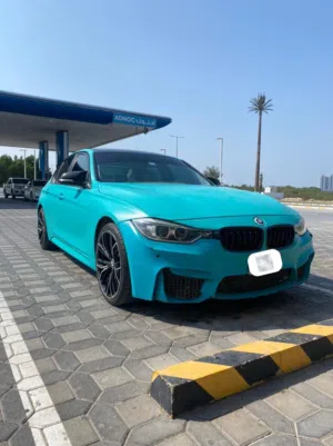 بي ام دبليو الفئة الثالثه لون مميز تغليف جلاد اصلي حادث بسيط جدا مكينه وقير وكاله