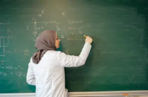 معلمة تتدريس وتأسيس