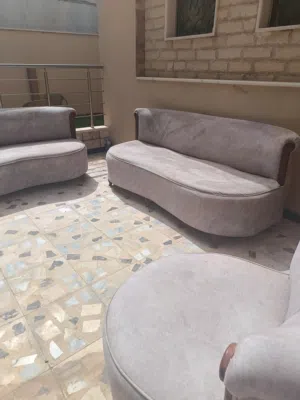 صالون كبير مريح بحالة جيدة جداً