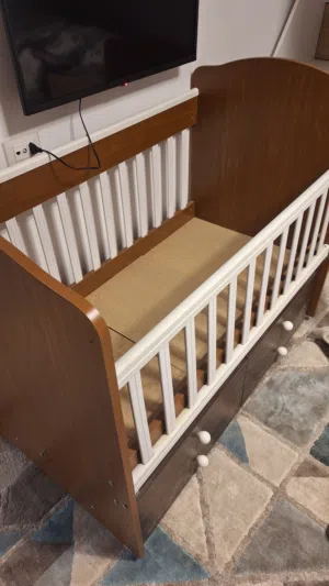 سرير اطفال لوح هزاز في حالة جيدة جدا