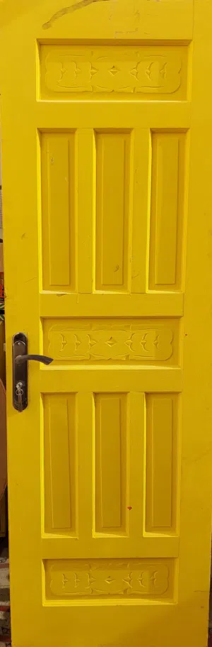 باب خشبي متين وقوي A sturdy and strong wooden door