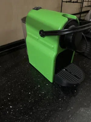 الماكينة هي Nespresso Inissia (نسبريسو إنيسيا)