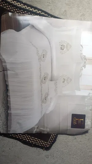 فرشة بيضاء مستعمل فقط شهرين معا 2 وجه مخاد وكوشة صغيرة (ما بيها اي ضرر)