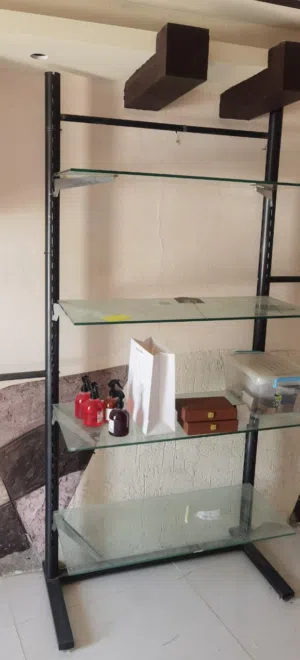 ارفف زجاج للطعور ومحلات التجميل الطول 220 سم تقريبا العرض 100 سم العدد 7 ارفف وتوجد وصلات 70 رف يصير