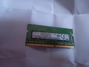 ذاكرة وصول عشوائي (RAM) مخصصة لأجهزة الكمبيوتر المحمول (Laptop)، وتُعرف تحديداً بنوع SO-DIMM.