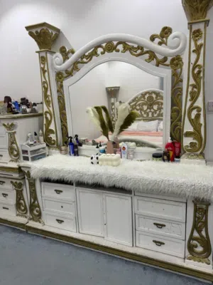 غرفة نوم كلاسيك ملكي كاملة للبيع بحالة ممتازة