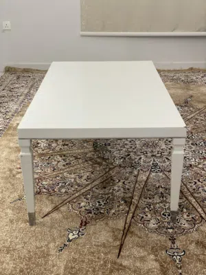 طاولة قهوة بيضاء بتصميم مودرن وأرجل كروم