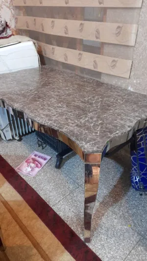 ميز طعام مرمر ثقيل للبيع بحالة جيده وكما موضح بالصورقياس طول 1.5م العرض 90 سم