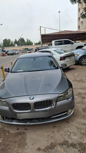 بي ام دبليو الفئة 5 520 موديل 2013 بأسمنتي مع مواصفات خليجية وداخل بيج
