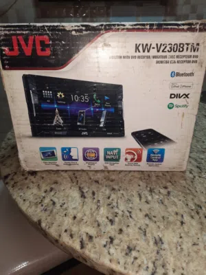 شاشه للسيارة 15 الأنش نوع JVC.. مستعمله بحاله جيده جدا وليس فيها اي اعطال