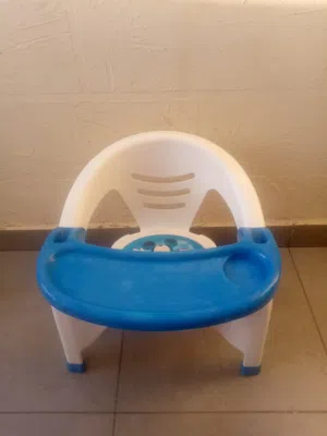 كرسي طعام للاطفال وحمالة بيبي ماركه تقيله لونها اسود واحمر