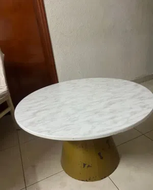 طاولة مستعملة للبيع حصريا في الدمام