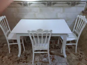 ميز طعام تركي عاج مع ثلاثة كراسي