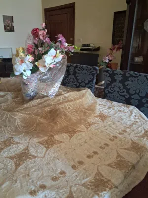 غرفه سفره خشب مع 8 كراسي و بوفيه قزاز