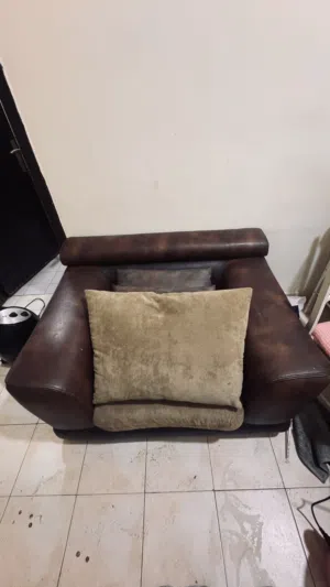 غرفه نوم و مقعد جلد كبت وكاله من هوم سنتر و مقعد جلد مستخدمين بحاله الوكاله البيت بسبب السفر وقااابل