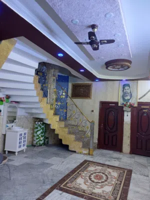 بيت طابقين في حي الأساتذة على الشارع العام