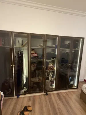 للبيع دولاب مودرن مع اضاءة و تسريحة