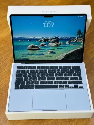 MacBook Air M4 13-inch with 16 GB RAM and 256 GB storage good condition one month shop warranty.