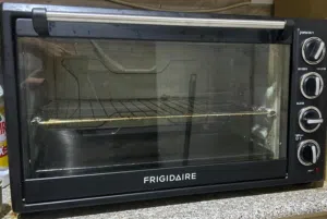 يوجد فرن كهربائي ماركة FRIGIDAIRE سعة 60 لتر بحالة ممتازة