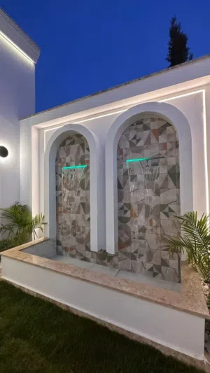 مبنى تجاري متكون من بيزمنت ومحلات تجارية وشقتين للبيع على الرئسي سوق الجمعة الحشان