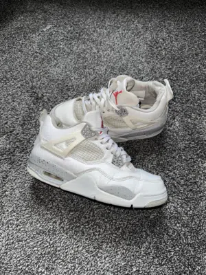 جوردن فور اصلي بحاله نظيفه بيعه سريعه Air Jordan 4 المقاس 41 قابل للتفاوض بالون الابيض