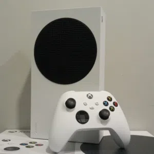 إكس بوكس سيريس إس (Xbox Series S) نظيف جداً - استخدام منزلي خفيف