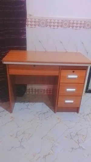 ميز مكتبي وقلايه وجنب