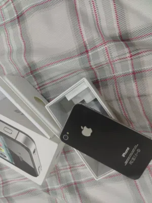 هاتف iPhone 4s لمحبين الهواتف القديمه. الجهاز. بجي معاه كرتونه والشاحن الجهاز ولا خدش  او نقره قابل