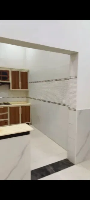 شقه ارضيه حديثه حي العسكري شارع المحكمه