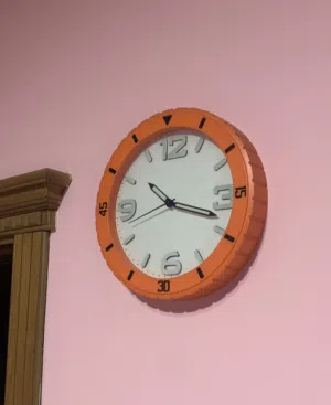 ساعة حائط لون اورانج بحالة ممتازة