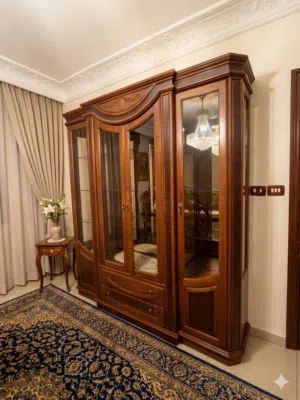 خزانة عرض (فترينا/نيش) خشب زان كلاسيك بحالة ممتازة جداً للبيع