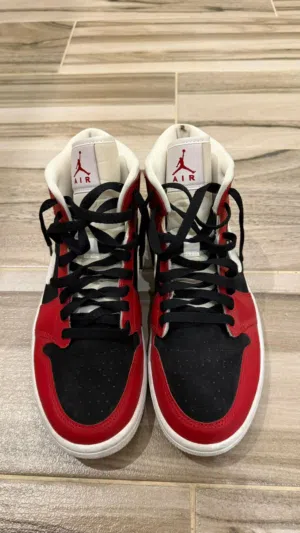 Nike Jordan air 1 -mid (استعمال خفيف جدا(