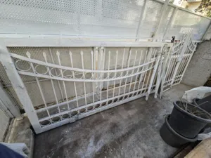 ابواب حديد خارجي مستعملة (كراج متحرك ثقيل + باب مدخل خارجي)
