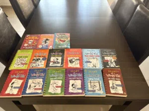 سلسلة كتاب diary of a wimpy kid و كمان قصتين. من سلسلة Rowley adventure و قصة captain under pants